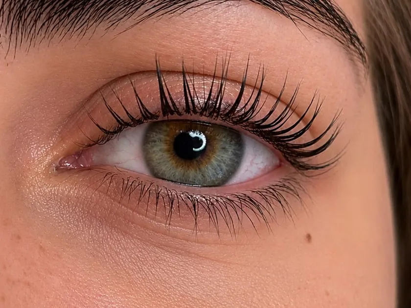 Nahaufnahme eines Auges mit professioneller Wimpernverlängerung im Studio SK-Beauty in Offenbach